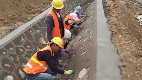 实拍工地农民工师傅用石头砌水渠，勾缝真漂亮_腾讯视频