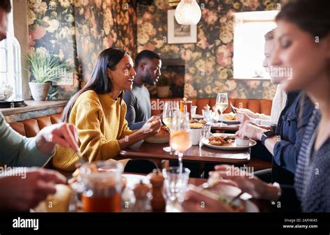 Restaurant with People 的图像结果