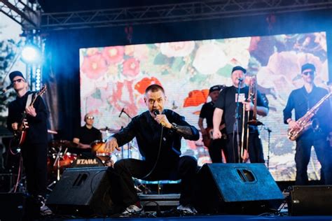 Musical group, band, on stage in bright rays | Premium Photo