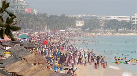 三亚大东海沙滩 数万游客“下饺子”（组图）_河北频道_凤凰网