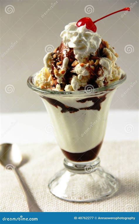 巧克力圣代冰淇淋冰淇凌 库存照片. 图片 包括有 糖浆, 圣代冰淇淋, 牧羊人, 香草, 可口, 有阳台 - 40762272