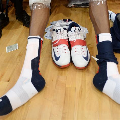 Kevin Durant's Feet Make His Legs Look Like Hockey Sticks | Bleacher ...