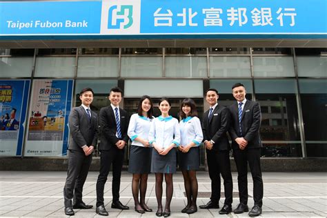 新聞中心 - 台北富邦銀行制服全面換季 首度導入藍綠企業識別色 營造台版的法式優雅 | 富邦金控 Fubon Financial