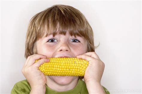 煮沸的儿童玉米相当吃女孩 库存图片. 图片 包括有 种子, 滑稽, 乐趣, 纵向, 人员, 粉红色, 食物 - 20660373