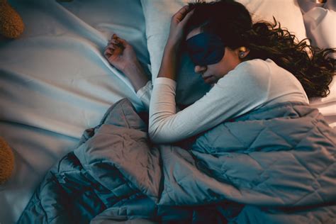 6 Weighted Blanket Benefits for Better Sleep | The Output by Peloton