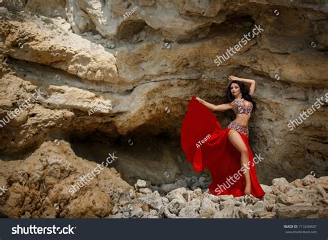 Gorgeous Arabian Woman Bellydancer Dancing White Foto stock 713244607 ...