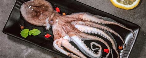 日本吃章鱼又“升级”！碳烤活章鱼风靡日本，章鱼想跑却跑不掉