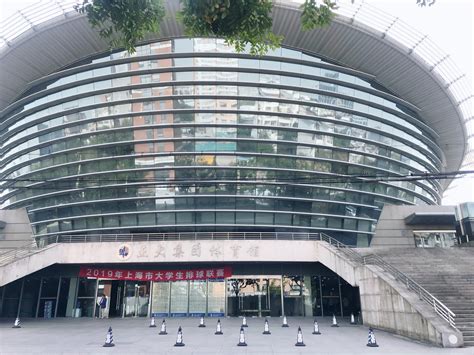 在百年校史的上海复旦大学，感受名校春风化雨的文化底蕴和大学生知行致远行为准则。（11月11日）