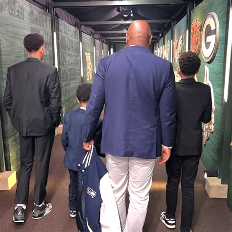 'World's Hottest Cop' Turns Heads With New Photo - The Spun