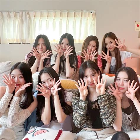 HIT THE FLOOR (EN ESPAÑOL) - tripleS - LETRAS.COM