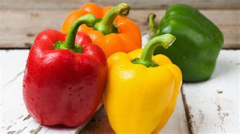 https://www.tastingtable.com/img/gallery/the-difference-between-red-yellow-green-bell-peppers/intro-1697147186.jpg