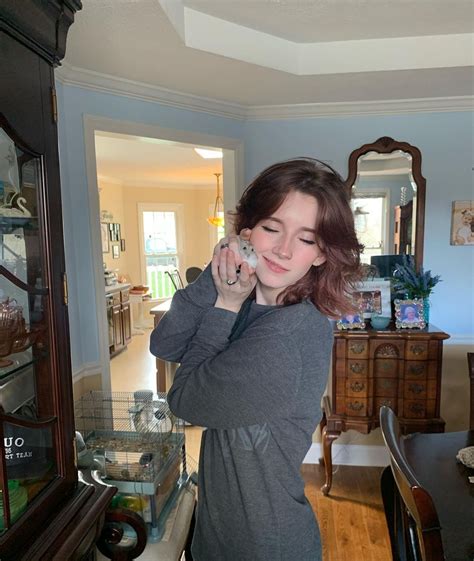 Willow Coppock on Instagram: “Updated photos w the rat Hence my first post on my insta” | Pelo ...