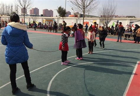 “绳”采飞扬--小学开展趣味跳绳比赛活动_河南频道_凤凰网
