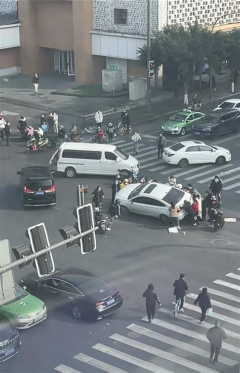 暖！成都街头男子被卷入车底 20多人合力抬车救人_腾讯新闻