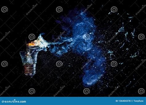 一个灼烧的电灯泡的令人惊讶的爆炸与裂片和烟的 库存照片. 图片 包括有 头脑的, 能源, 照明, 查出 - 136404378