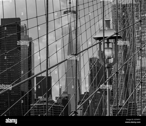 Brooklyn Bridge pedestrian walkway with view of Manhattan skyline in ...