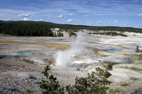 Univ. of Utah researcher explores dormant Yellowstone volcano – Deseret ...