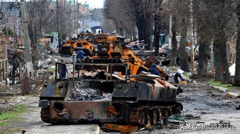 俄坦克兵摧毁乌克兰装甲车 #俄乌冲突_凤凰网视频_凤凰网