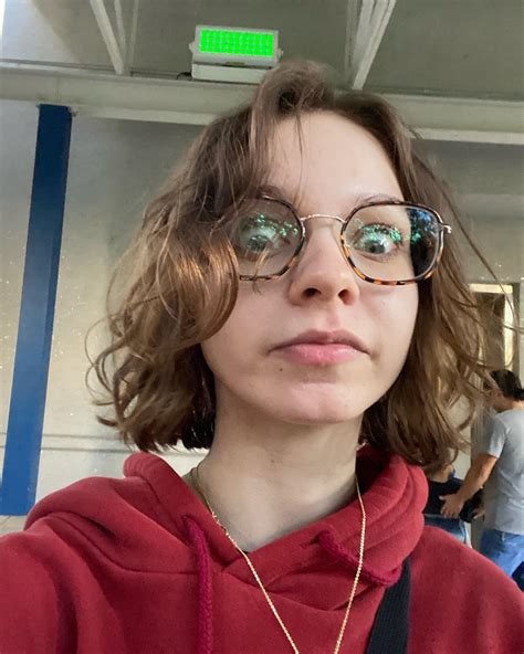 “她好像知道自己很甜” —“小狼女”Emma Myers 2022 Instagram - 哔哩哔哩