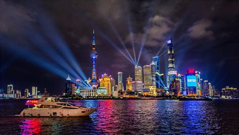 上海外滩上演灯光秀 流光溢彩美不胜收