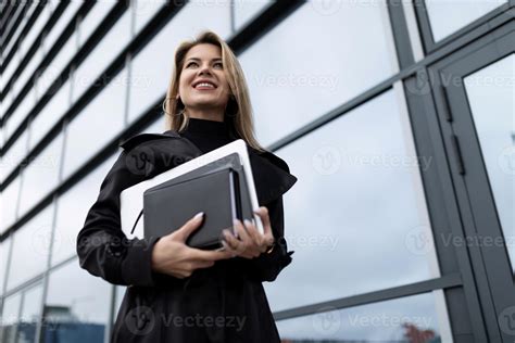 Businesswoman Wallpaper for Laptop 的图像结果
