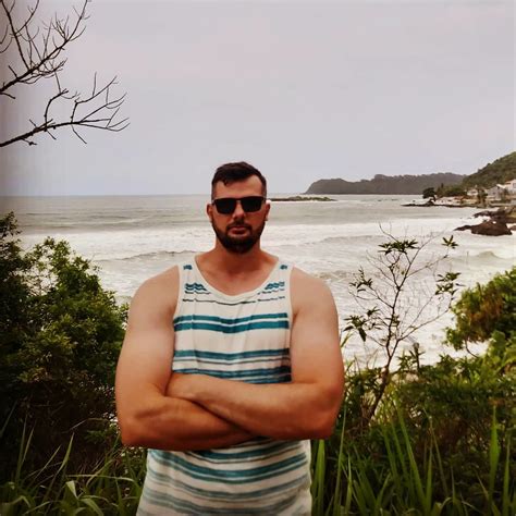 Small head big body by FreeBodies on DeviantArt