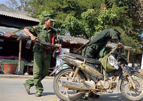 缅甸多地，本该执行警戒的40名警察现场反水支持示威群众_腾讯新闻