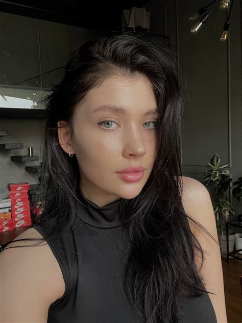 What’s the most beautiful thing about a girl’s face? : r/Faces