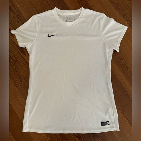 Women’s White Nike Shirt in 2025 | Nike shirts, White nikes, Nike ...