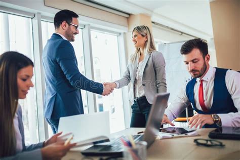 Business People Shaking Hands 的图像结果