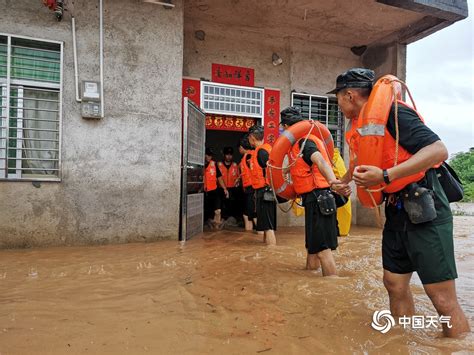 广东连平县强降雨致村庄被淹 村民被困-图片频道