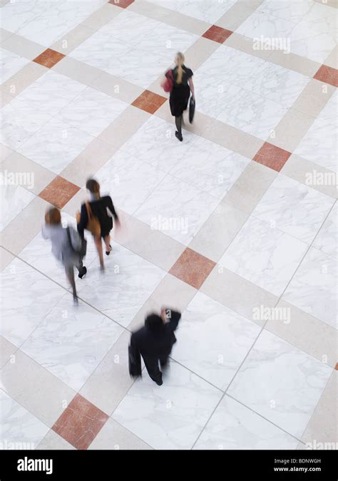 Business People Walking High View 的图像结果