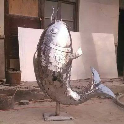 不锈钢穿墙的鱼雕塑-宏通雕塑