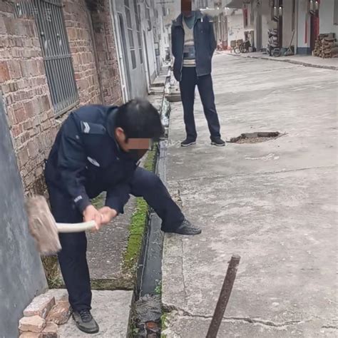 嫌邻居家的地势较高，江西男子把排水沟堵住，不让邻居流水过自家_腾讯新闻