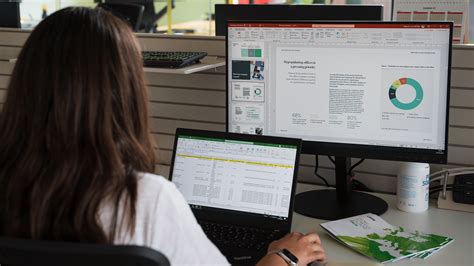 CBRE Global Workplace Solutions: Finance Analyst e Contract Support a confronto: due figure ...