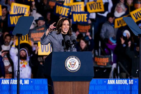 See photos from the Kamala Harris, Tim Walz campaign rally in Ann Arbor ...