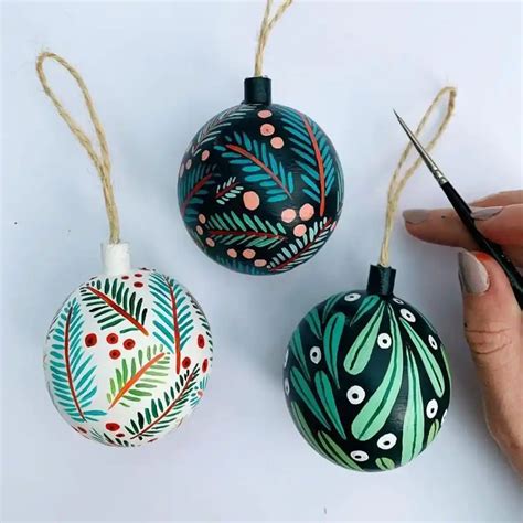 86 Easy Ornament Painting Ideas For Kids, Couples, And Aesthetic ...