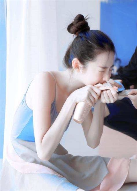 “人间尤物”张艺凡，当她跳舞抬腿的那一刻，才知道她才是真正的“腿精”_腾讯新闻