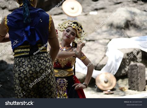 Kediri Indonesia October 23 2022 People Stock Photo 2231873355 | Shutterstock
