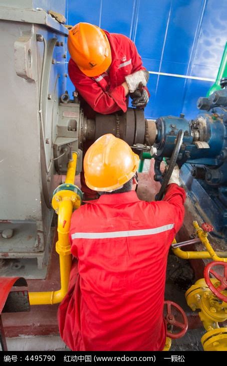 正在维修注水泵的工人高清图片下载_红动中国