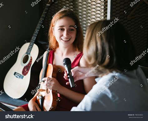 Interview a Famous Person 的图像结果