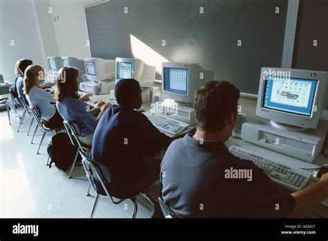Students in Computer Room 的图像结果