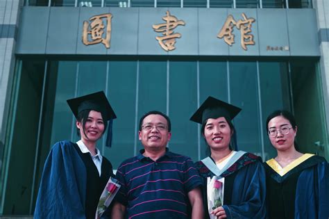 湘潭大学外国语学院2022届毕业生毕业典礼暨学位授予仪式隆重举行-湘潭大学外国语学院