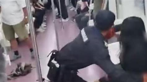 西安地铁一女子被保安拖拽下车衣衫不整 官方回应_凤凰网