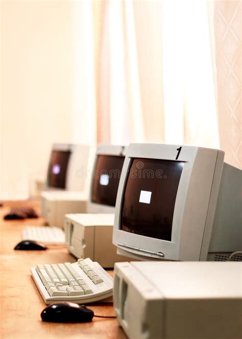 Retro Computer Room 的图像结果