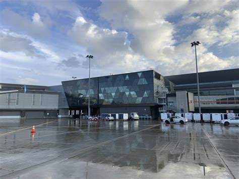 Montreal-Pierre Elliott Trudeau International Airport Connection Centre | EXP