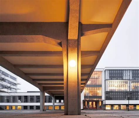 寰峰湅鍖呮旦鏂 牎鑸?The Bauhaus building in Dessau钰盬alter Gropius - 建筑界