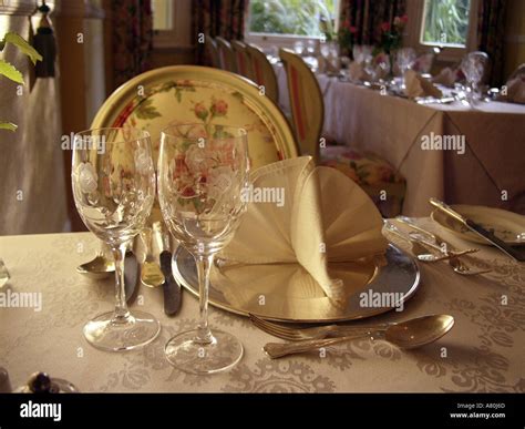Restaurant Table Setting 的图像结果