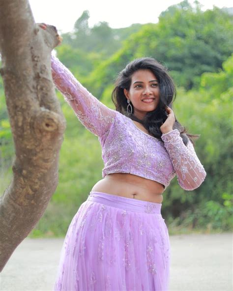 எப்பா.. முடியல.. தனது முன்னழகை மொத்தமும் காட்டியா டெஸ்லா இடுப்பழகி ...