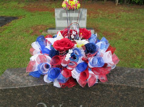 8 Awesome Memorial Day Decorations Ideas | Cemetery decorations ...